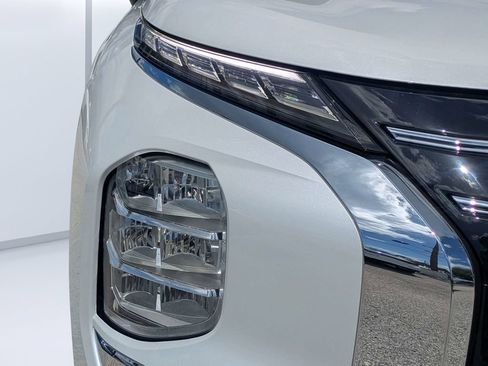 Used 2025 Mitsubishi Outlander ES FWD image 9