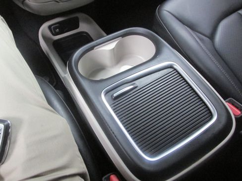 Used 2023 Chrysler Pacifica Touring-L FWD image 38