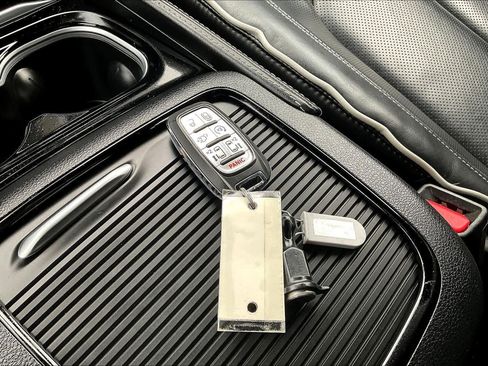 Used 2024 Chrysler Pacifica Premium FWD image 15