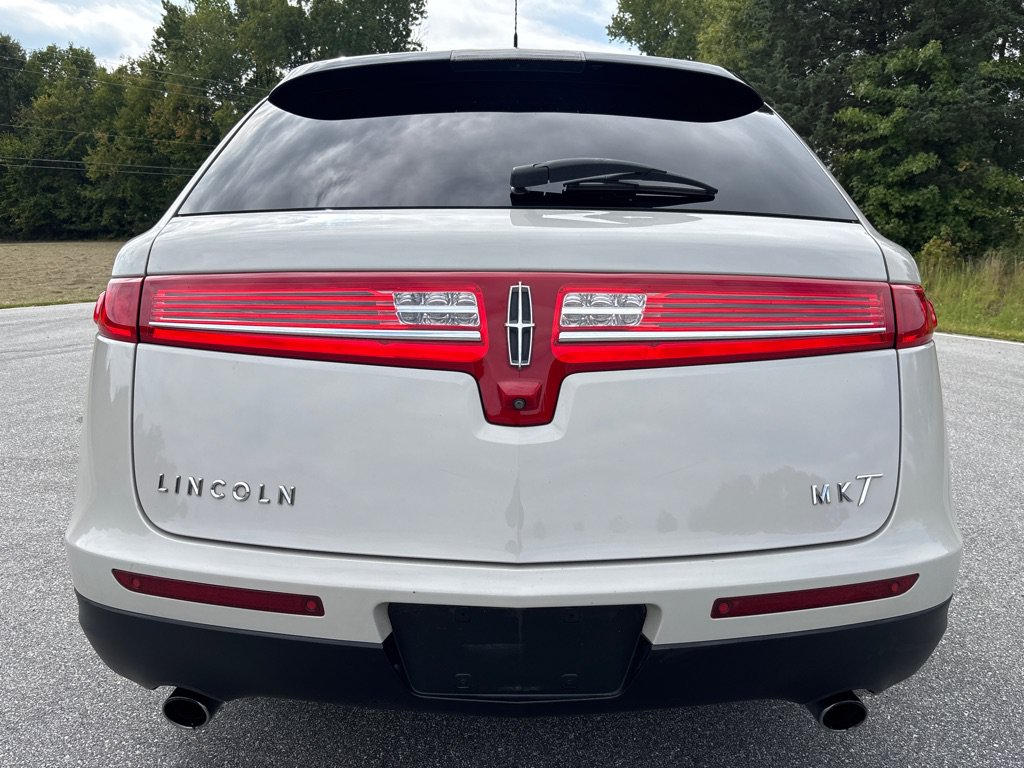 Used 2019 Lincoln MKT AWD image 4
