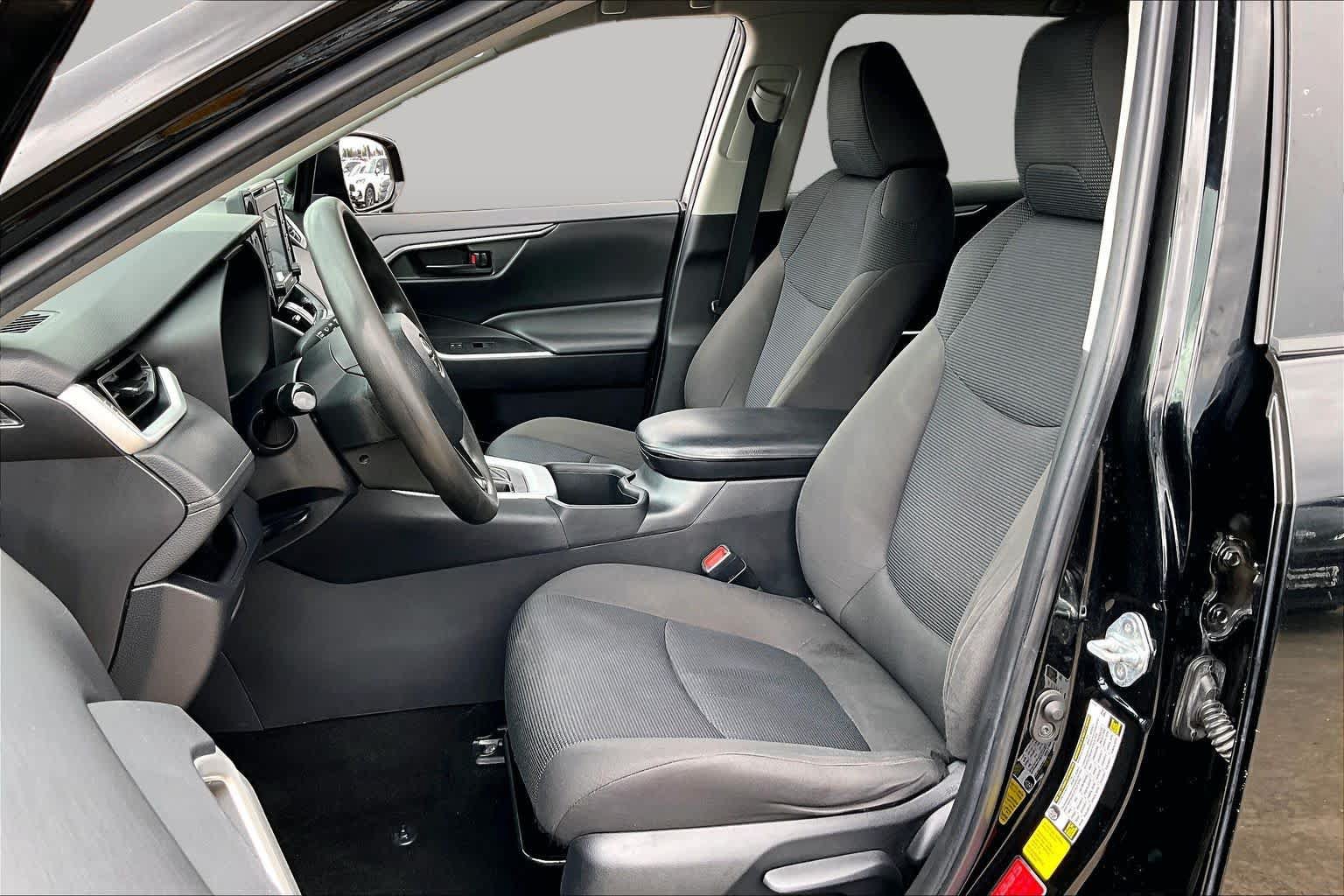 Used 2022 Toyota RAV4 LE FWD image 7