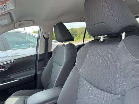 Used 2021 Toyota RAV4 XLE AWD/4WD image 8