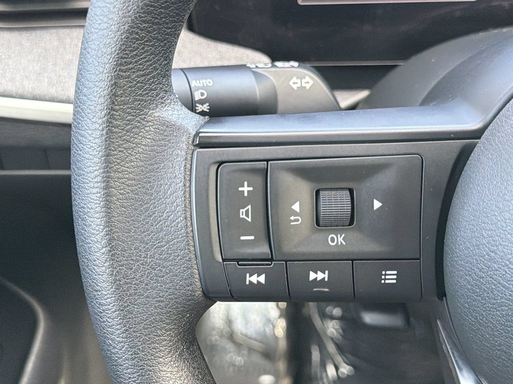 Used 2025 Nissan Kicks SV FWD image 10
