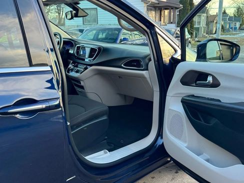 Used 2018 Chrysler Pacifica Touring Plus image 19