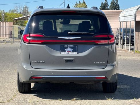 Used 2023 Chrysler Pacifica Limited FWD image 7