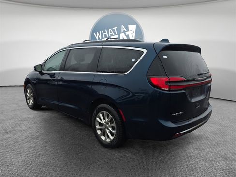 Used 2022 Chrysler Pacifica Touring-L w/ Uconnect Theater Family Group image 6