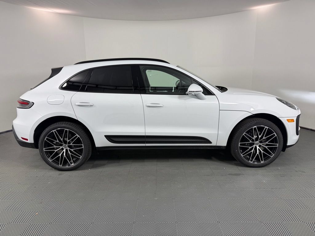Certified 2026 Porsche Macan AWD/4WD image 8