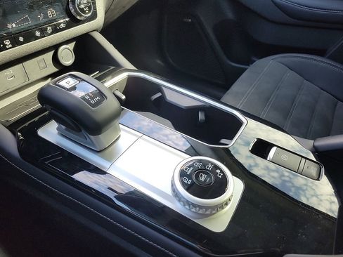 Used 2025 Mitsubishi Outlander SE image 17