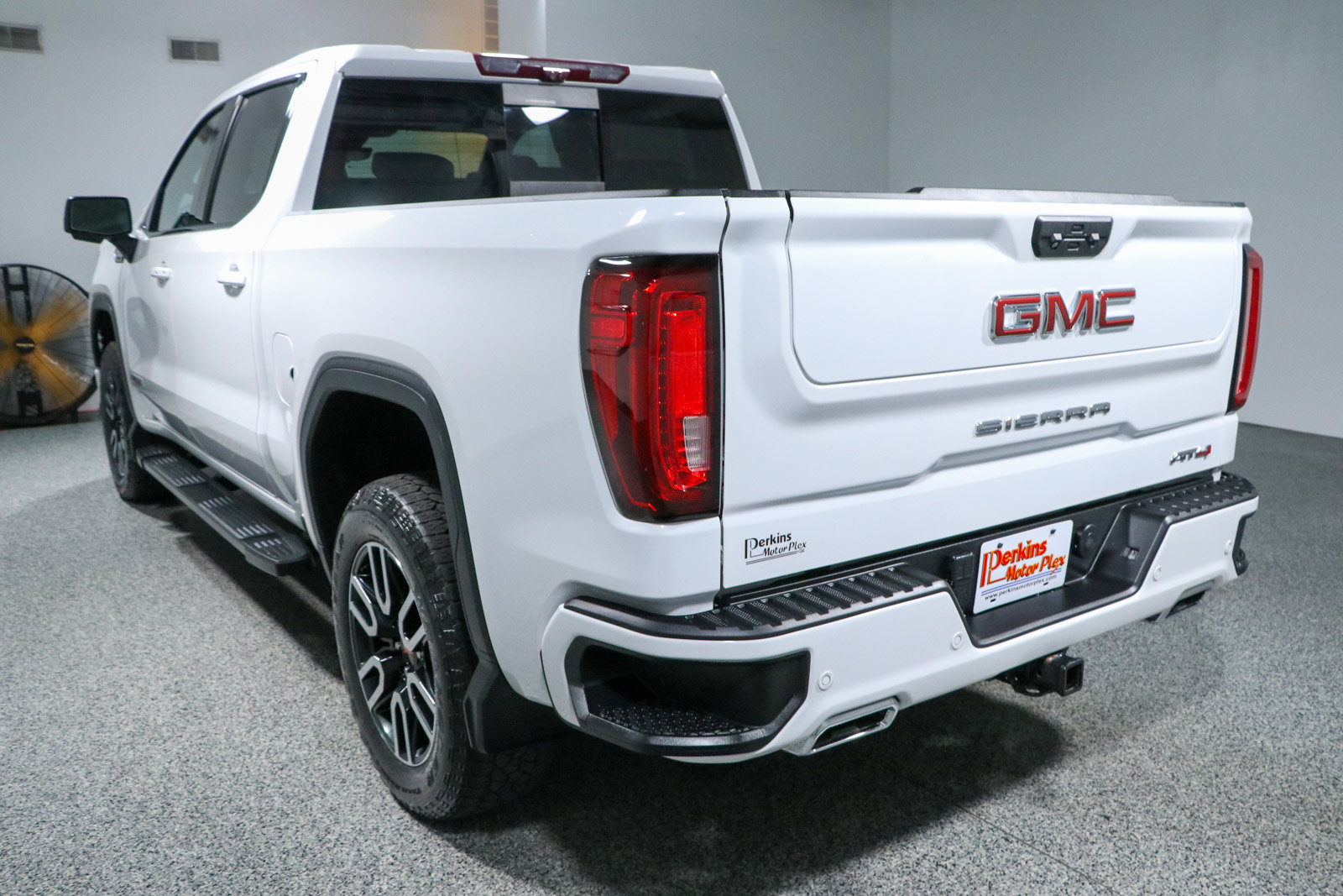 Used 2023 GMC Sierra 1500 AT4 w/ Technology Package AWD/4WD image 9