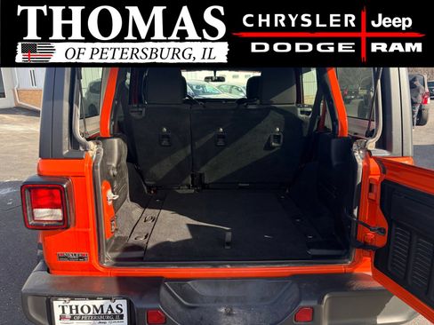 Used 2018 Jeep Wrangler Unlimited Sahara w/ Cold Weather Group AWD/4WD image 10