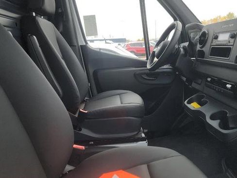 Used 2025 Mercedes-Benz Sprinter 2500 image 6