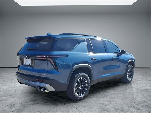 Used 2025 Chevrolet Traverse Z71 w/ Enhanced Driving Package image 7