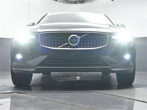 Certified 2024 Volvo V60 B5 Cross Country Plus image 32