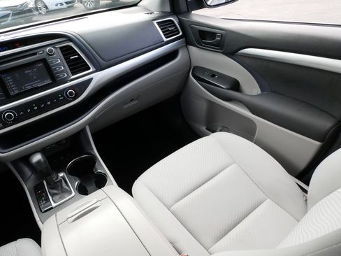 Used 2019 Toyota Highlander LE image 11