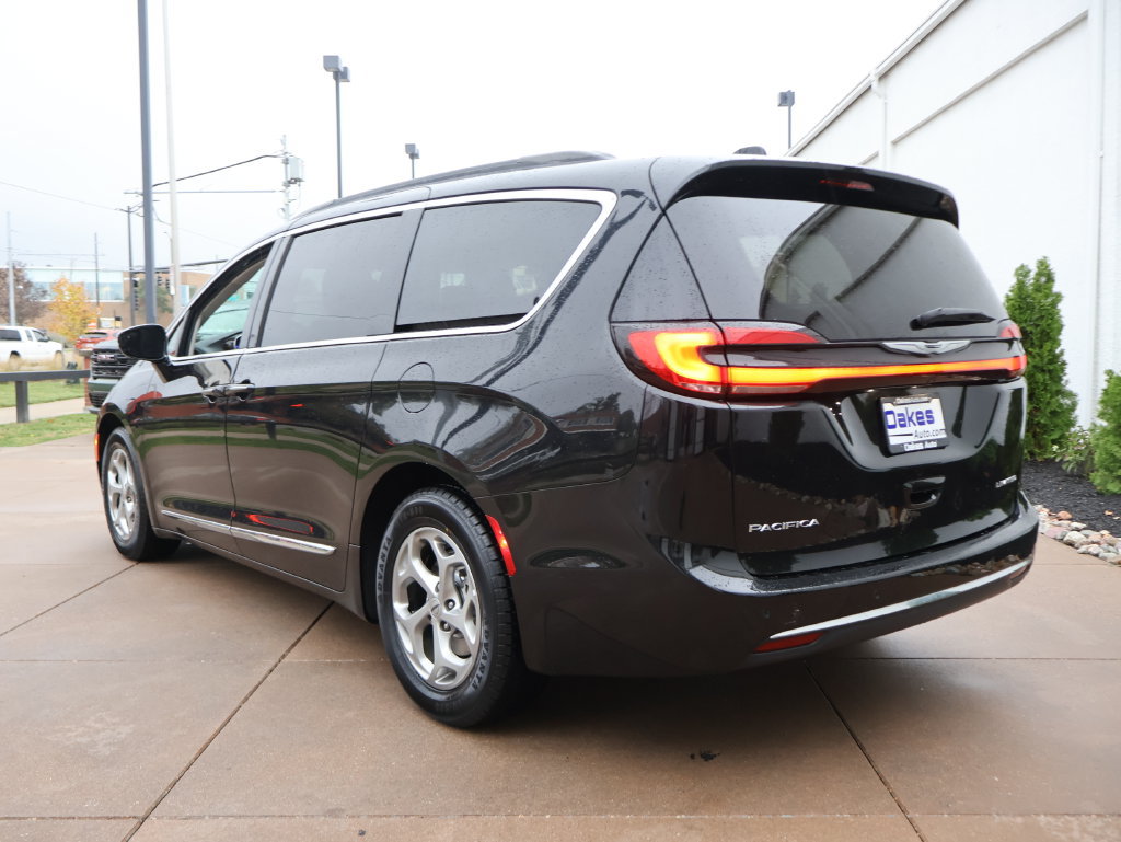 Used 2023 Chrysler Pacifica Limited FWD image 5