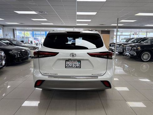 Used 2023 Toyota Highlander Platinum FWD image 5