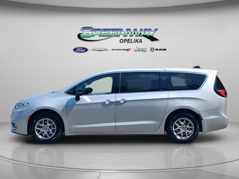 Used 2024 Chrysler Pacifica Touring-L FWD image 4
