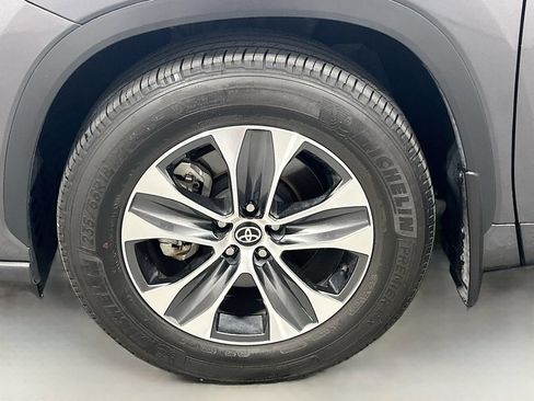 Used 2025 Toyota Highlander XLE FWD image 30