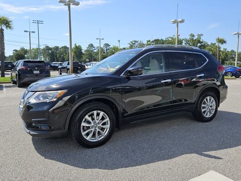 Used 2017 Nissan Rogue SV w/ SV Premium Package FWD image 2