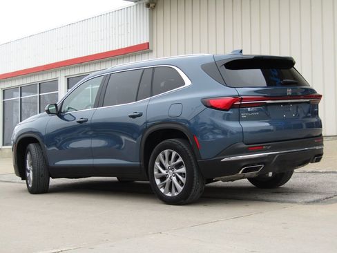 Used 2025 Buick Enclave Preferred image 10