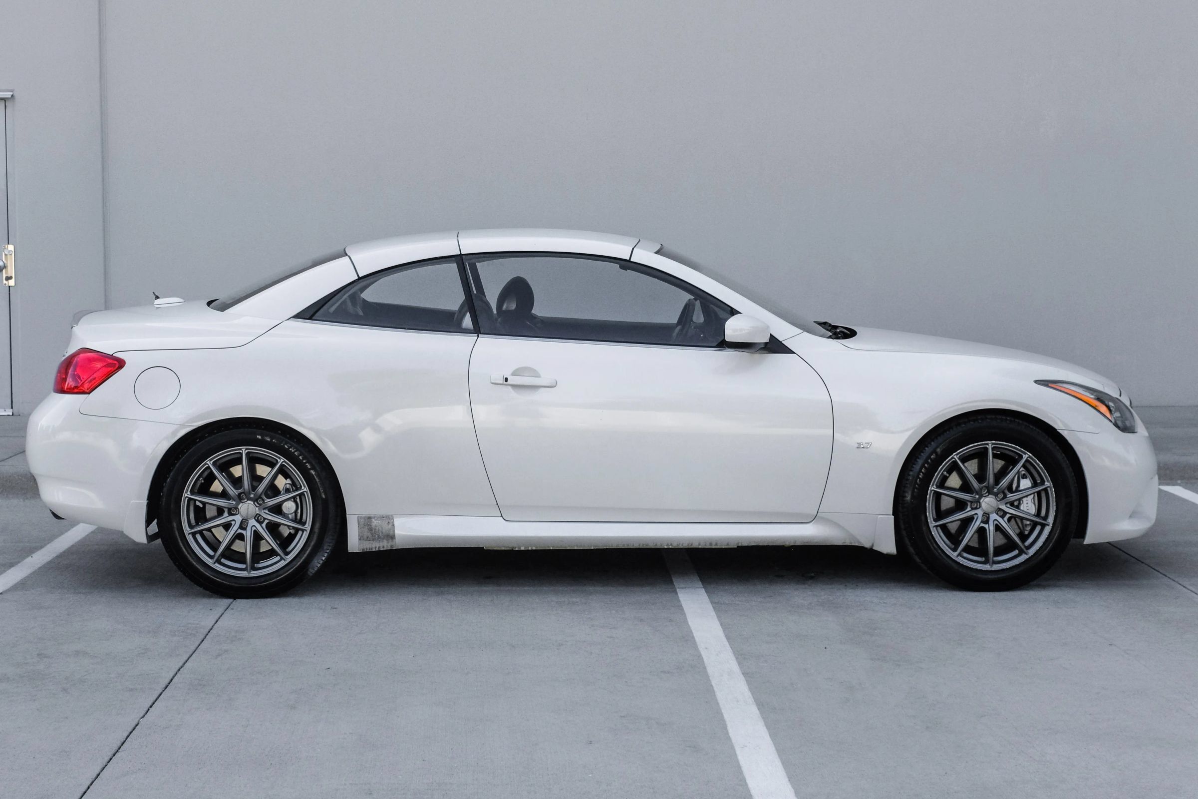 Used 2015 INFINITI Q60 Convertible w/ Premium Package RWD image 8