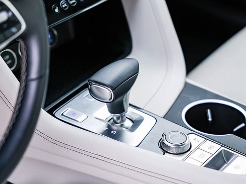 Used 2025 Genesis G70 2.5T image 19