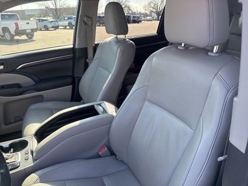Used 2014 Toyota Highlander Limited image 25