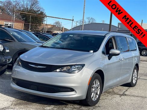 Used 2022 Chrysler Voyager LX image 1