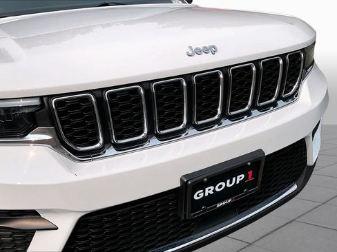 Used 2023 Jeep Grand Cherokee Laredo AWD/4WD image 29