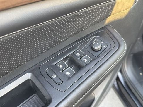 Used 2025 Volkswagen Atlas SE image 24