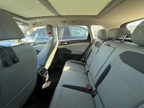 Used 2023 Volkswagen Taos SE w/ Panoramic Sunroof Package image 9