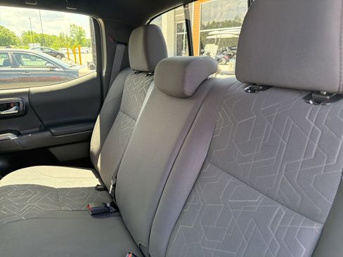 Used 2017 Toyota Tacoma TRD Off-Road w/ Tow Package (A/T) AWD/4WD image 32