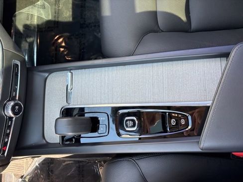 Used 2025 Volvo XC60 B5 Plus image 21