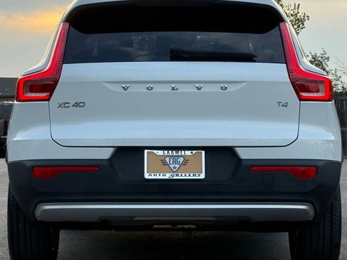 Used 2022 Volvo XC40 T4 Momentum image 4