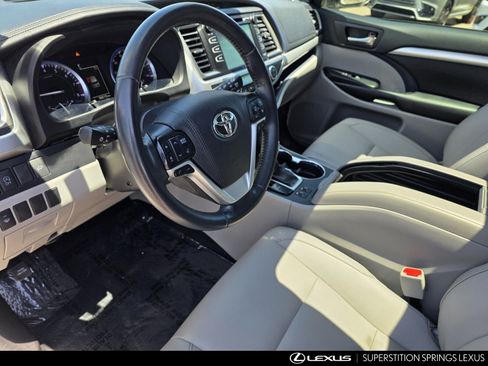 Used 2019 Toyota Highlander XLE AWD/4WD image 13