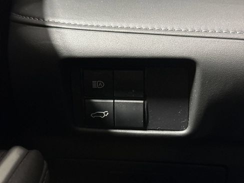 Used 2020 Toyota Highlander XLE AWD/4WD image 18