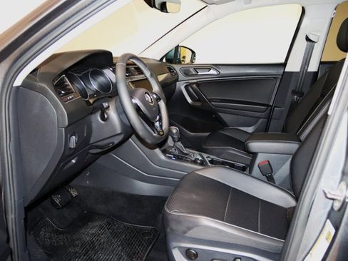 Used 2021 Volkswagen Tiguan SE w/ Panoramic Sunroof Package image 31