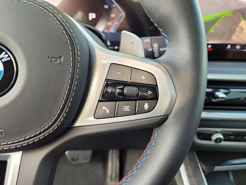 Used 2025 BMW X7 M60i w/ Climate Comfort Package image 24