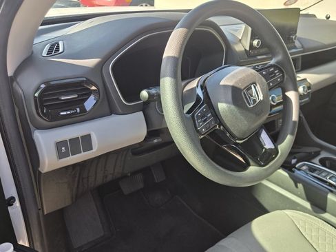 Used 2024 Honda Pilot LX image 5