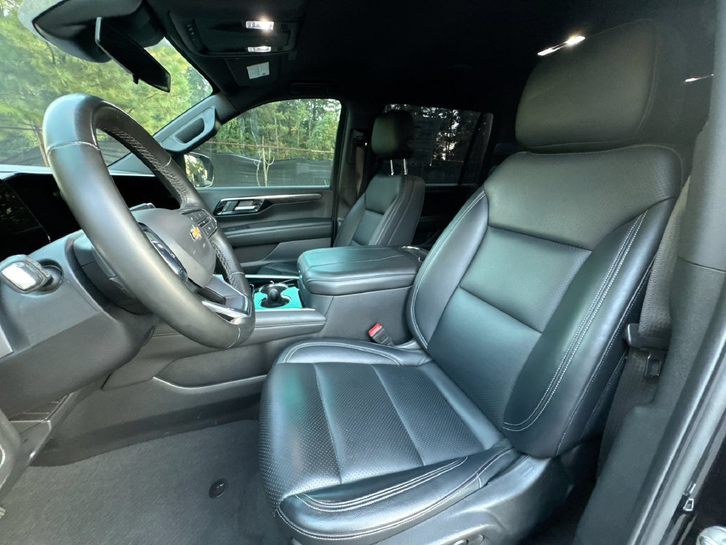 Used 2025 Chevrolet Suburban LS RWD image 13
