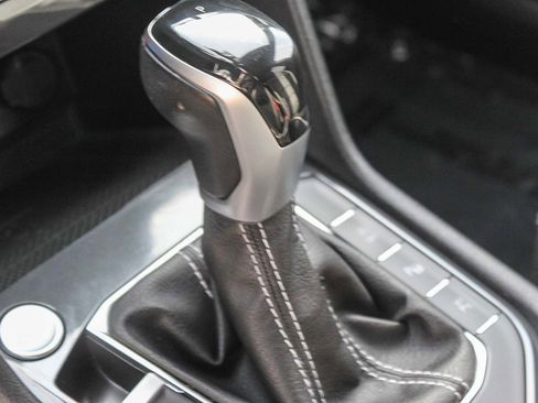 Used 2022 Volkswagen Tiguan SEL R-Line image 19