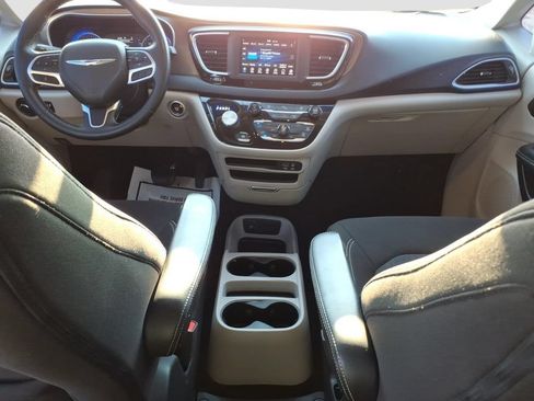 Used 2020 Chrysler Voyager LX w/ Cold Weather Group FWD image 17