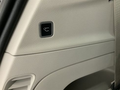 Used 2024 Chrysler Pacifica Touring-L image 10