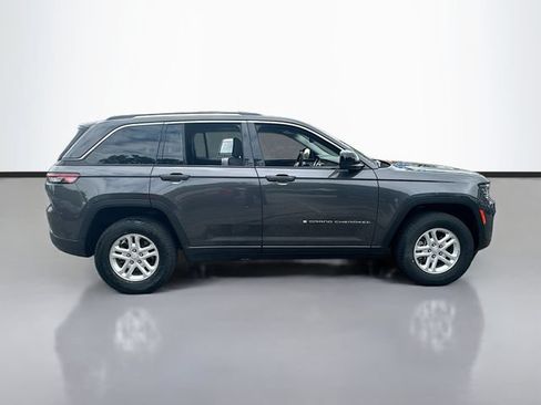 Used 2023 Jeep Grand Cherokee Laredo AWD/4WD image 5