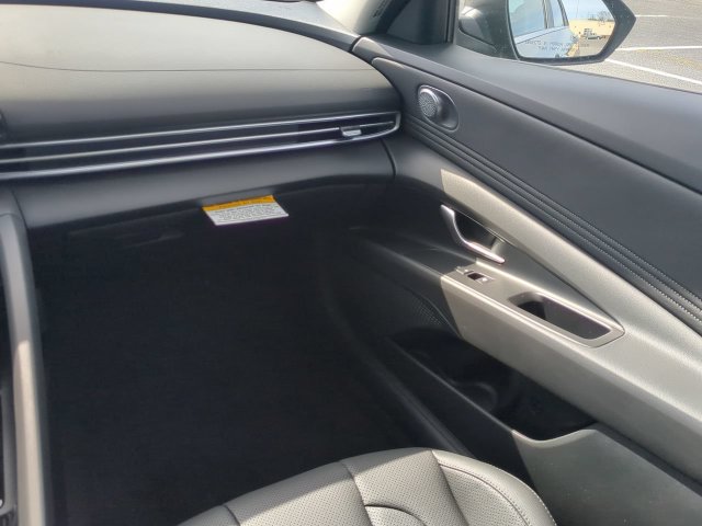 Used 2025 Hyundai Elantra Limited FWD image 15