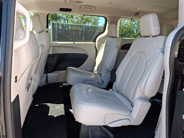 Used 2017 Chrysler Pacifica Touring-L FWD image 12