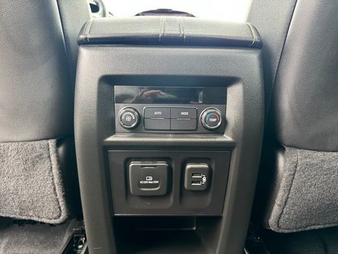 Used 2023 Chevrolet Traverse LT image 29