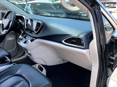 Used 2023 Chrysler Pacifica Touring-L FWD image 17