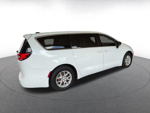 Used 2025 Chrysler Pacifica Select FWD image 11
