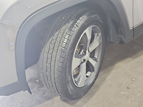 Used 2019 Jeep Cherokee Limited AWD/4WD image 38